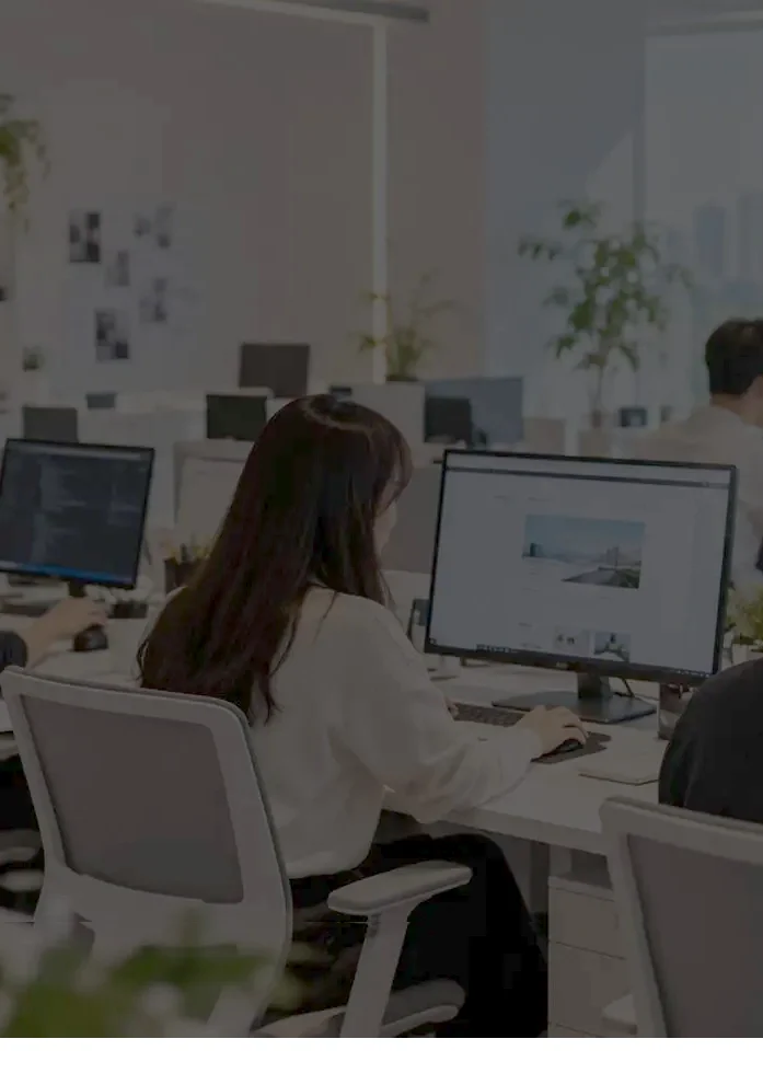 디자이너가 디자인필 홈페이지 화면을 보며 작업하는 모습